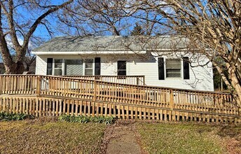 Building Photo - Rancher with Large Back Yard!