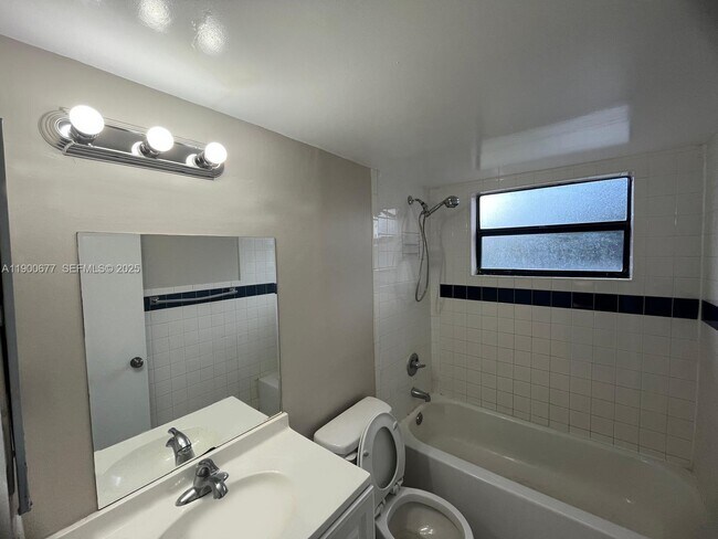 Building Photo - 3400 Foxcroft Rd