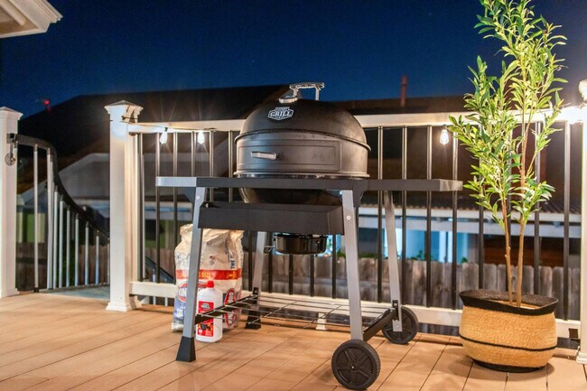 Building Photo - 13075 Old West Ave