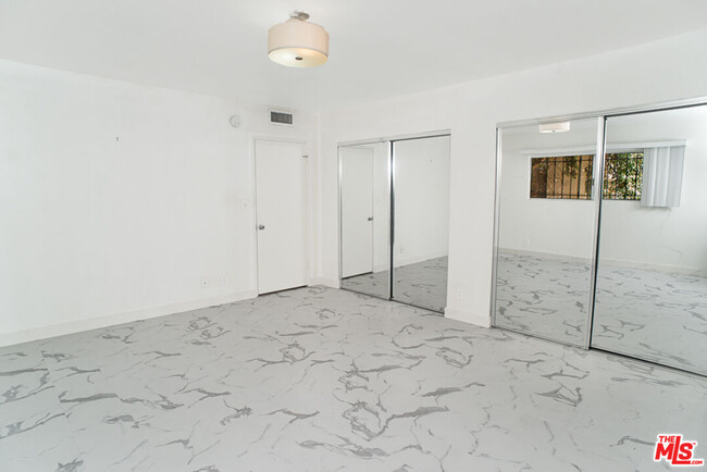 Building Photo - 416 N Oakhurst Dr