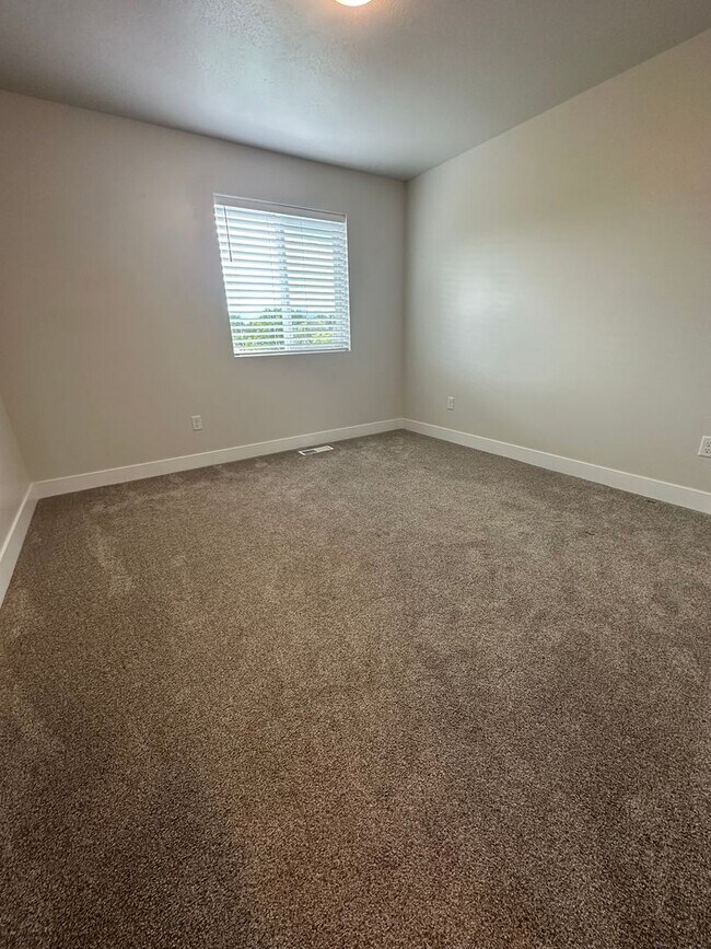 Building Photo - 3 Weeks Rent FREE! 3 Bed 2.5 Bath House for Rent in Morgan!