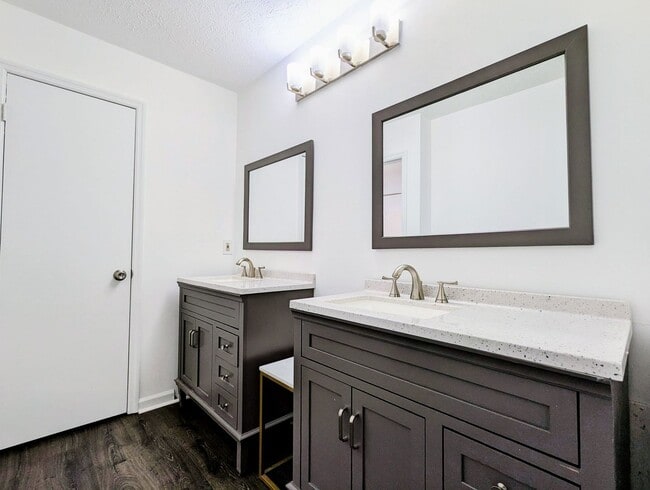 Building Photo - DUPLEX-Upstairs Unit | 3 Bedroom 2 Bathroo...