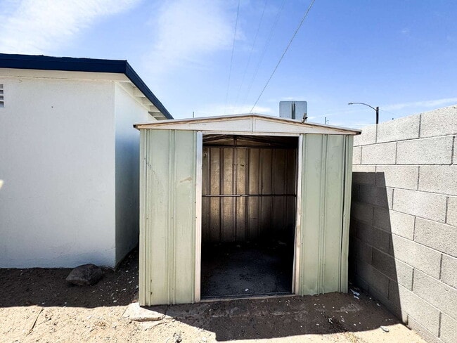 Building Photo - Cozy 3-Bed Oasis in Yuma's Heart