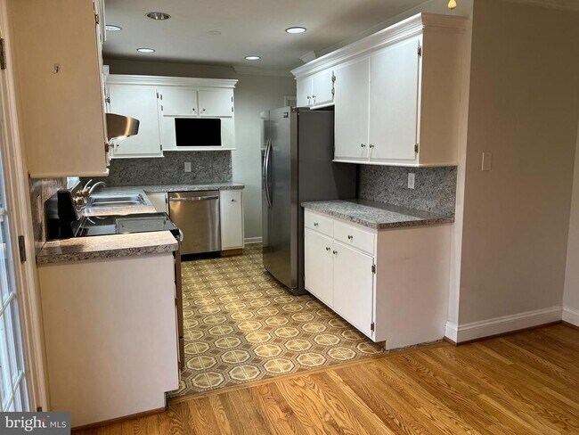 Building Photo - 810 Wisteria Dr