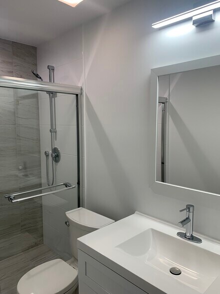Building Photo - 1002 Castilian Ct