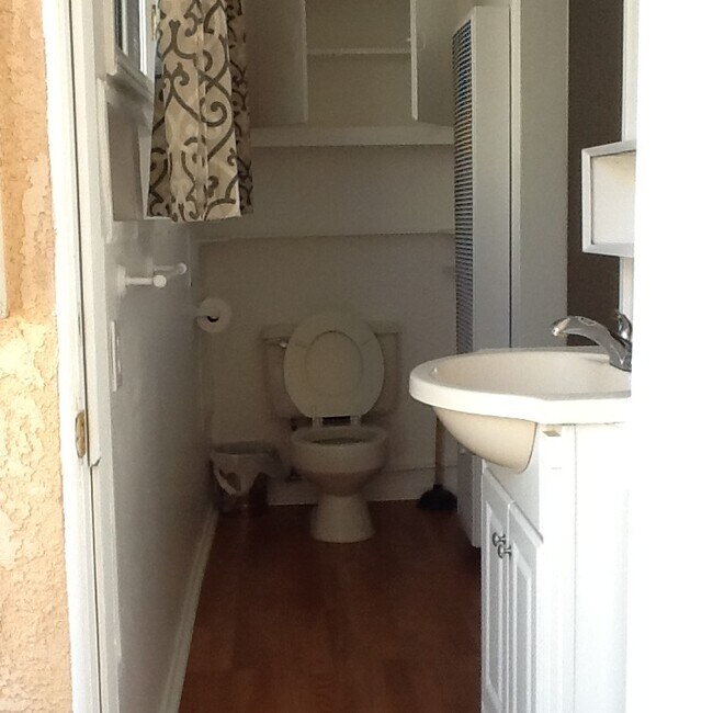 Building Photo - 633 S Orchard Dr