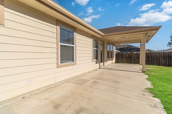 Building Photo - Gorgeous 3 bedroom, 2 bath home with a study near the Forum & Randolph AFB!