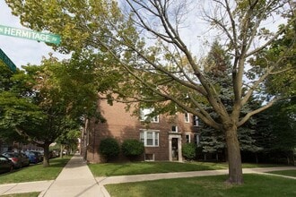 Building Photo - Beautiful 1 Bed Apartment in North Center/ Ravenswood Area Available August or September 1st
