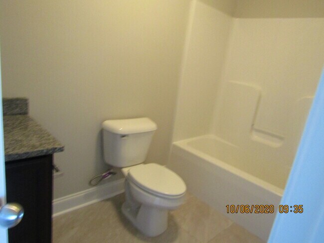 Building Photo - 108 Blue St