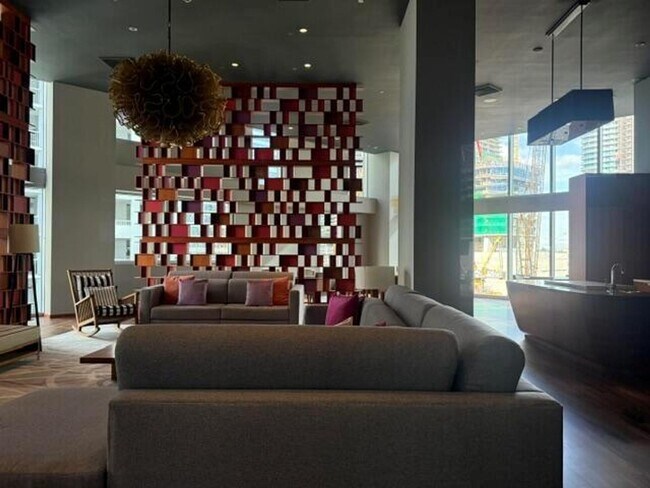 Building Photo - 1300 Brickell Bay Dr
