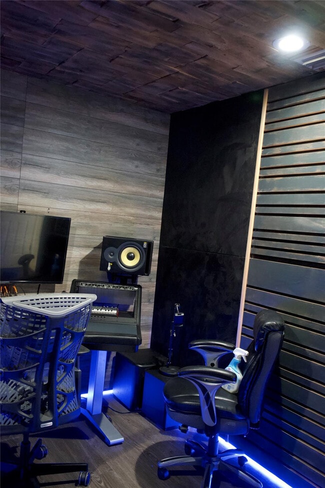 Building Photo - 11150 Peachtree Dr