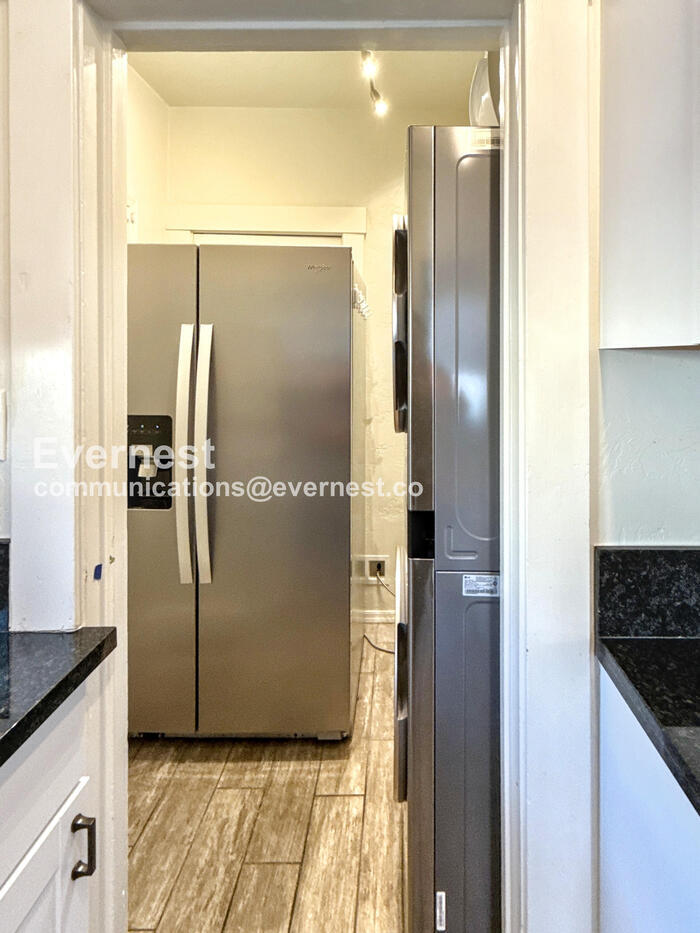 Building Photo - 934 E 7th St