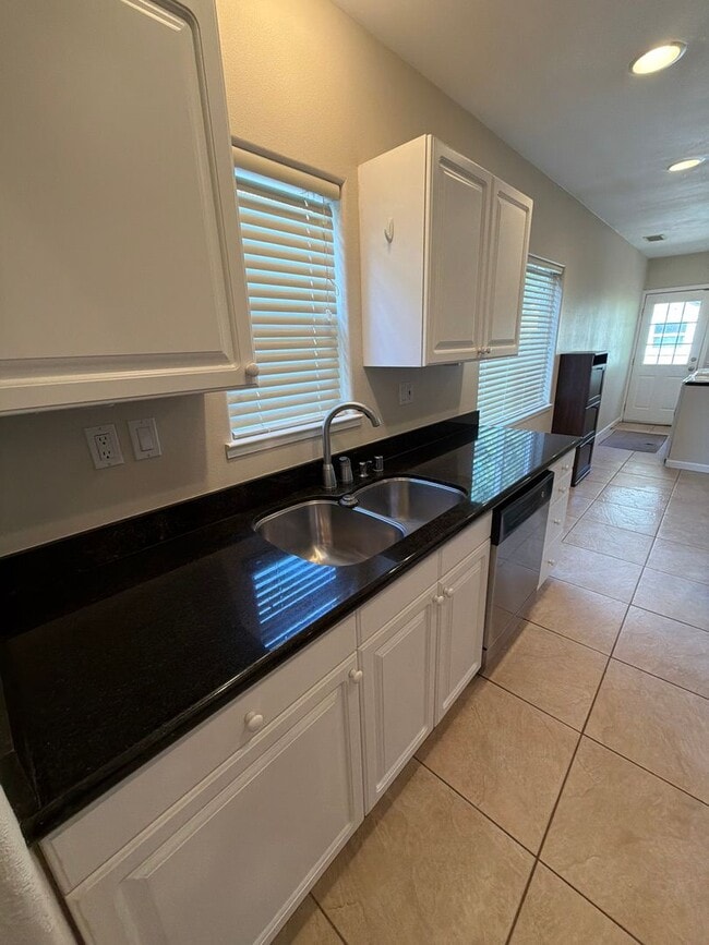 Building Photo - Charming 2 Bedroom, 2 Bathroom Home with ADU in Desirable Land Park Area