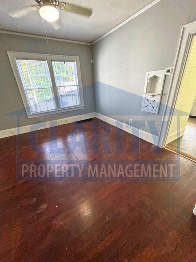 Building Photo - Two bedroom home in historic downtown Clev...