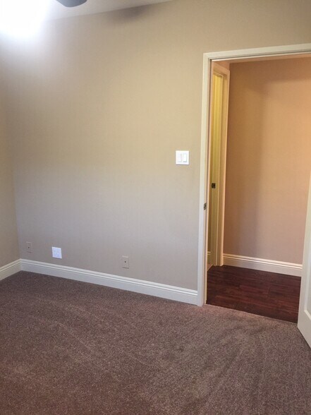 Building Photo - 2000 Karen St