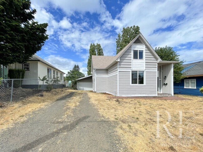 Building Photo - 3BR Bremerton Home with Vintage Charm & Mo...