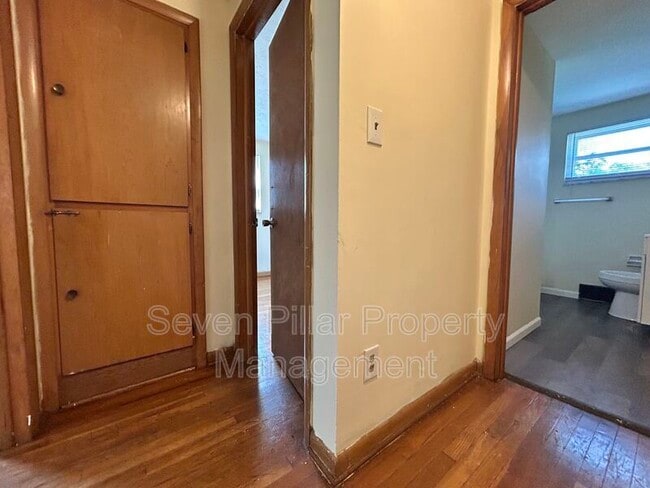 Building Photo - 323 S Napoleon Ave