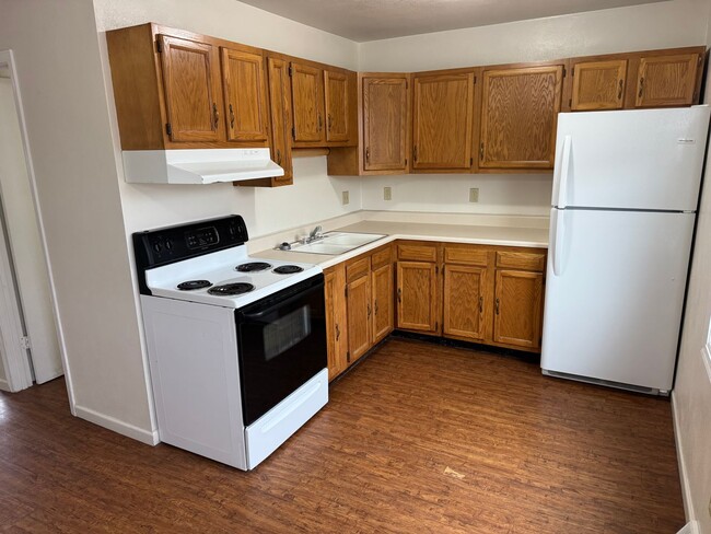 Building Photo - 2 BR townhouse with basement and off street parking