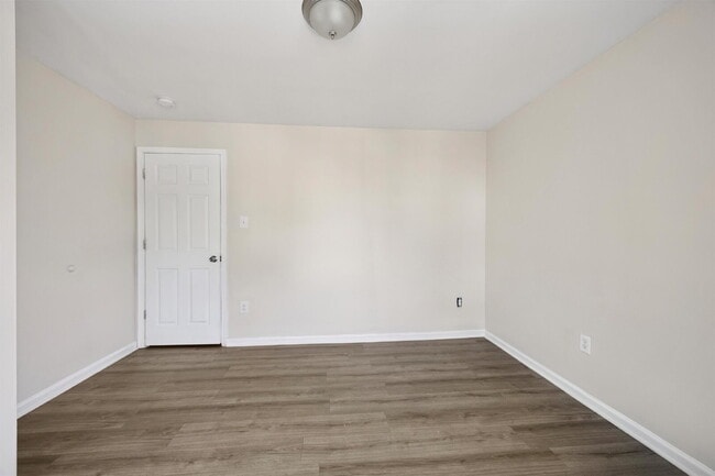 Building Photo - Spacious 3-Bedroom Apartment in the Heart ...