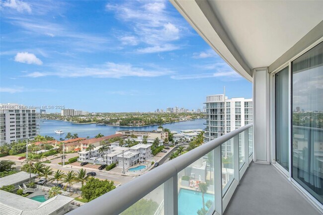 Building Photo - 3101 Bayshore Dr