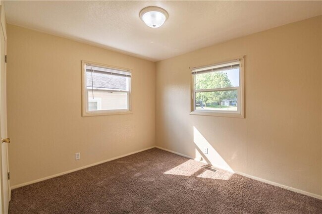 Building Photo - 40 Glenview Dr