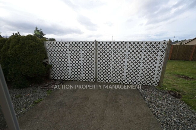 Building Photo - 2 bed, 2 bath, 1 car garage- water, sewer and yard care included!