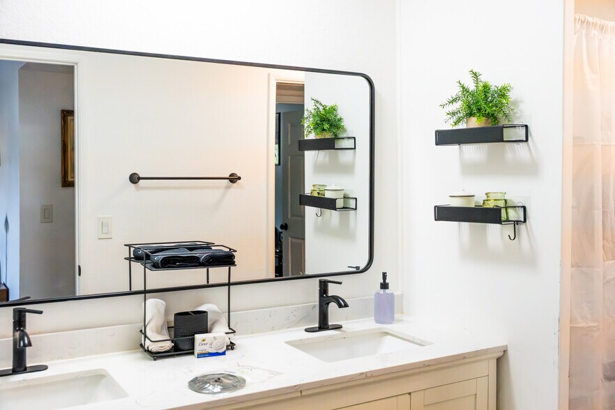 Double sinks in main bathroom - 11120 Moorpark St