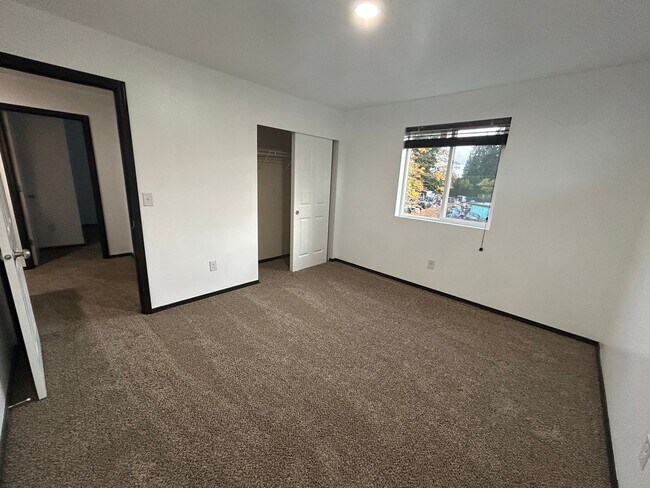 Building Photo - Large 4 bedroom 2.5 bath