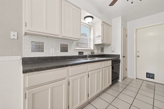 Building Photo - 6630 Harpers Dr