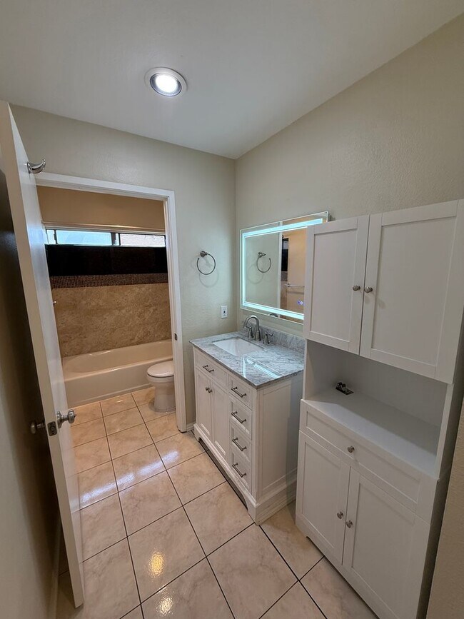 Building Photo - Beautifully upgraded 1 bed 1 bath with uti...