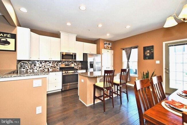 Building Photo - 353 E Hancock St