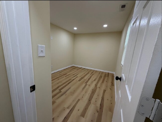 Building Photo - Stylish Renovated Home ! Move in Specials!