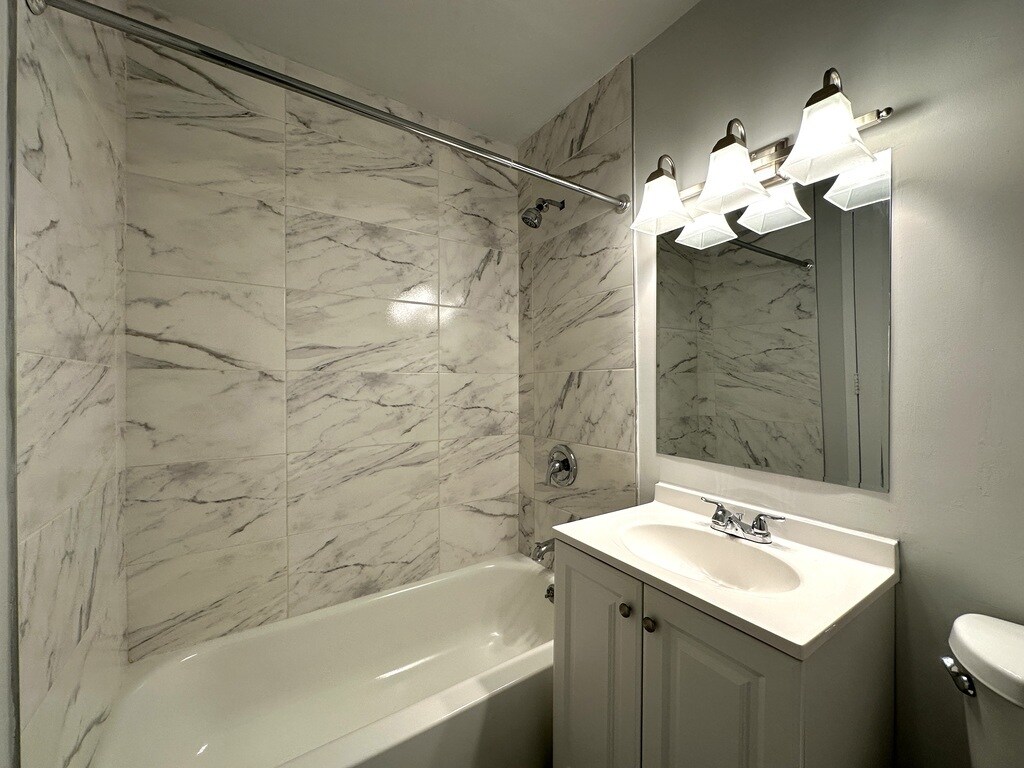 Building Photo - 1349 N Dearborn St