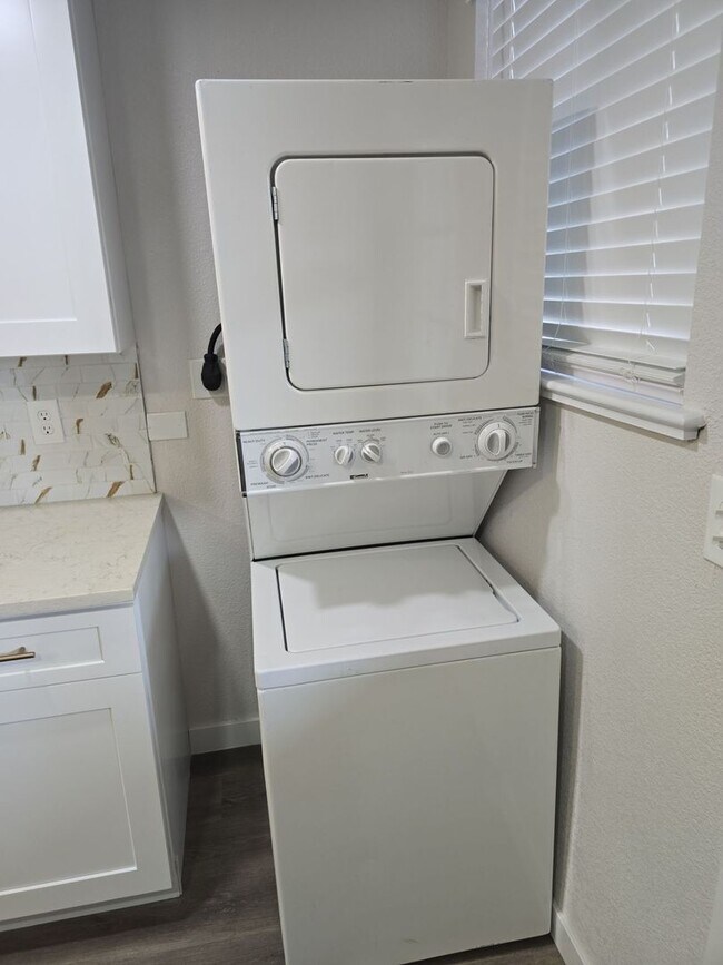 Building Photo - 2 Bed Garden Level Unit Available in Lakewood