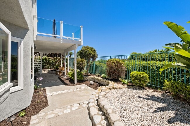Building Photo - Newly Renovated and Furnished Ocean View Home!