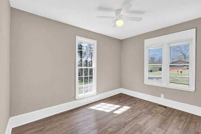 Building Photo - Beautiful renovated Home