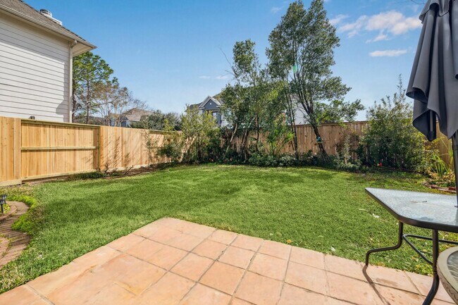 Building Photo - 11215 Royce Palms Dr