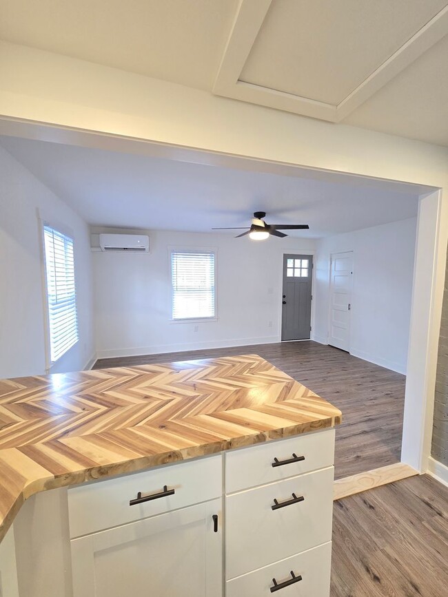 Building Photo - DOWNTOWN WILMINGTON - RENOVATED! Castle St...