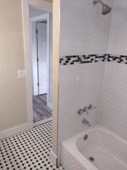 Building Photo - 822 Maple St