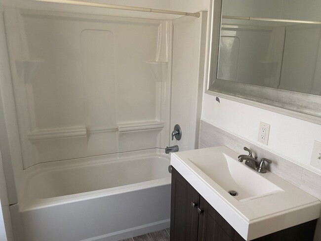 Building Photo - Spacious 4BD 2BA House in Beechview