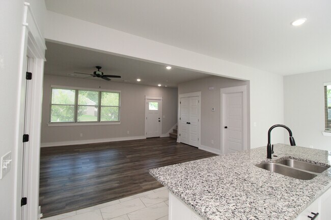 Building Photo - 11 Hillswick Dr