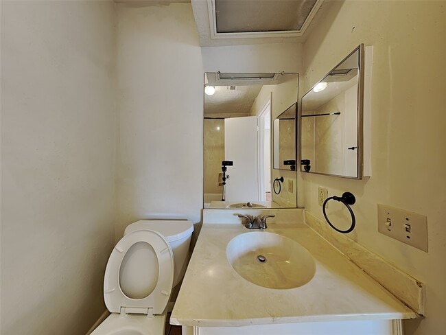 Building Photo - 16930 Barcelona Dr