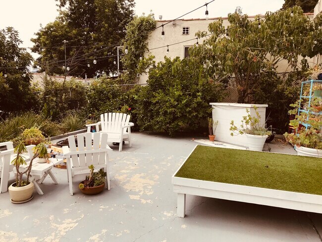 Back outdoor fire pit and bar space - 1426 Allesandro St