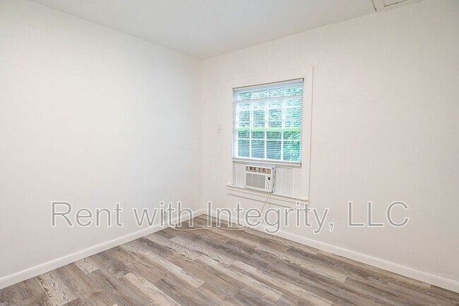 Building Photo - 1118 Louise Dr