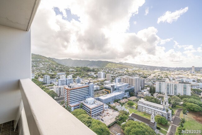 Building Photo - 2 Bd/2 Ba/1 Parking Condo in Banyan Tree Plaza, Honolulu