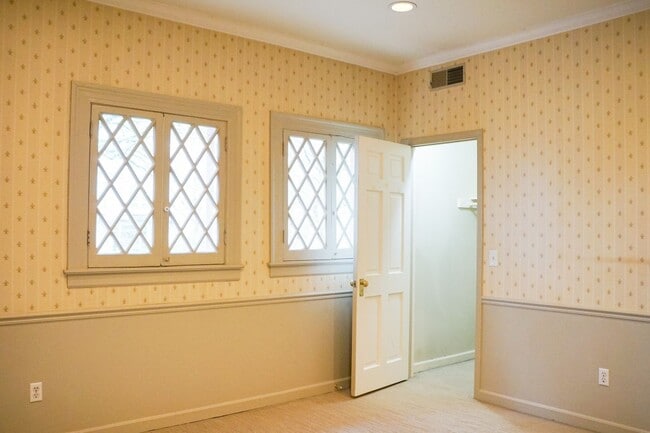 Building Photo - FREE PARKING! Spacious Nob Hill Historic Property with a Fireplace & Vintage Details!