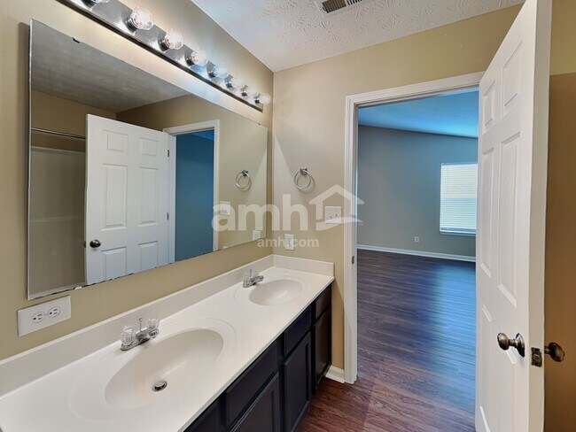 Building Photo - 1196 River Ridge Dr