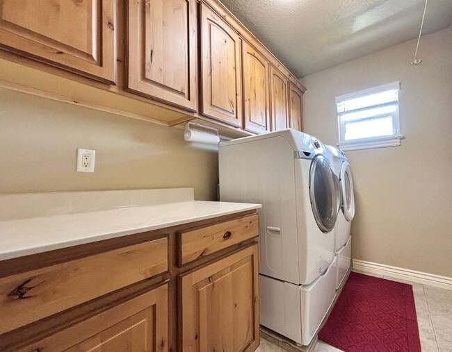 Building Photo - Beauty & Space on Premium Corner Lot!