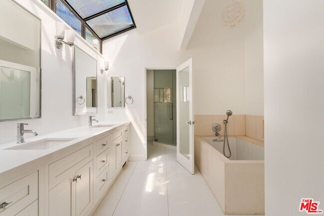 Building Photo - 1355 Bobolink Pl