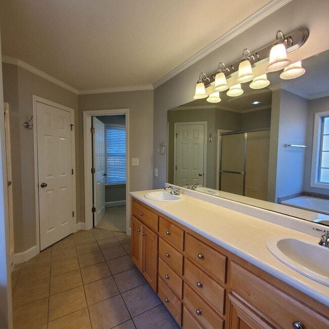 Building Photo - Elegant 3/2 Home in Highlands - Your Georg...